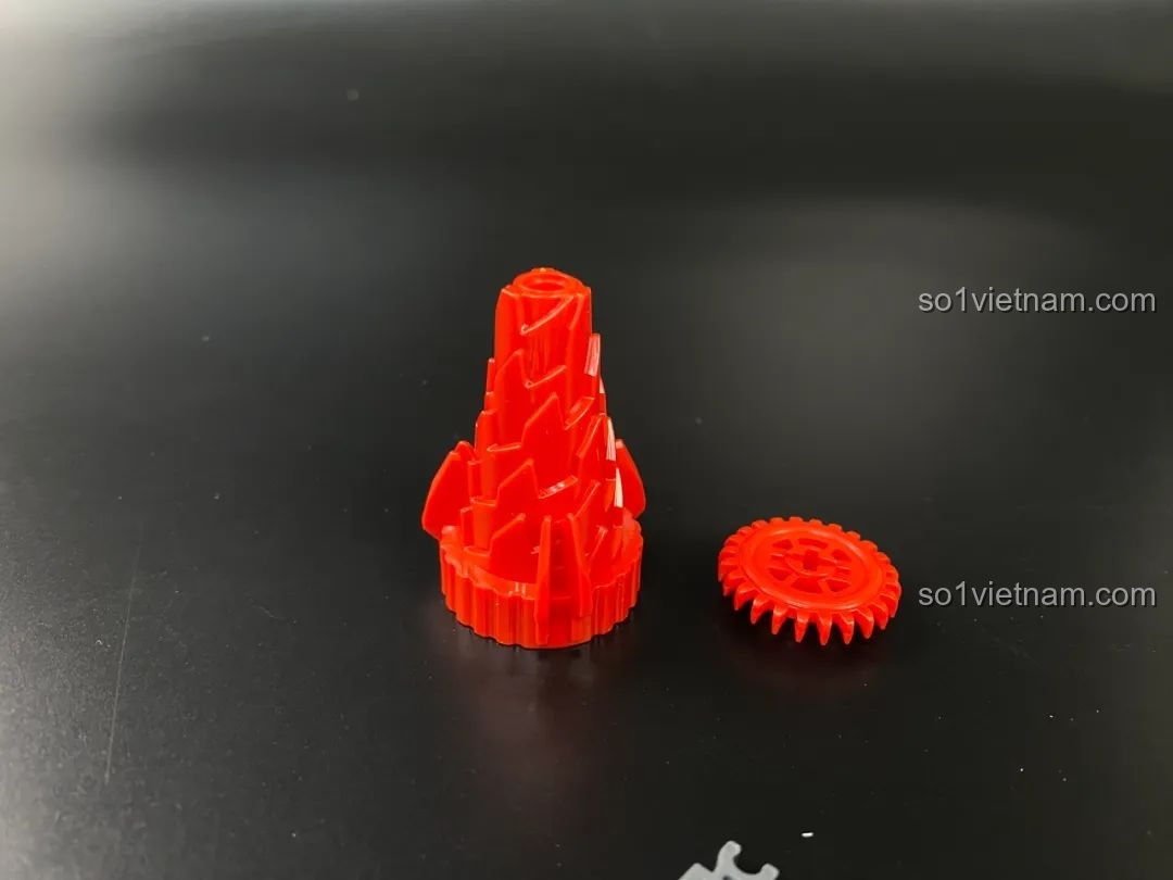 Các chi tiết màu đỏ trong suốt dùng để lắp ráp mũi khoan của Mecha Dada.