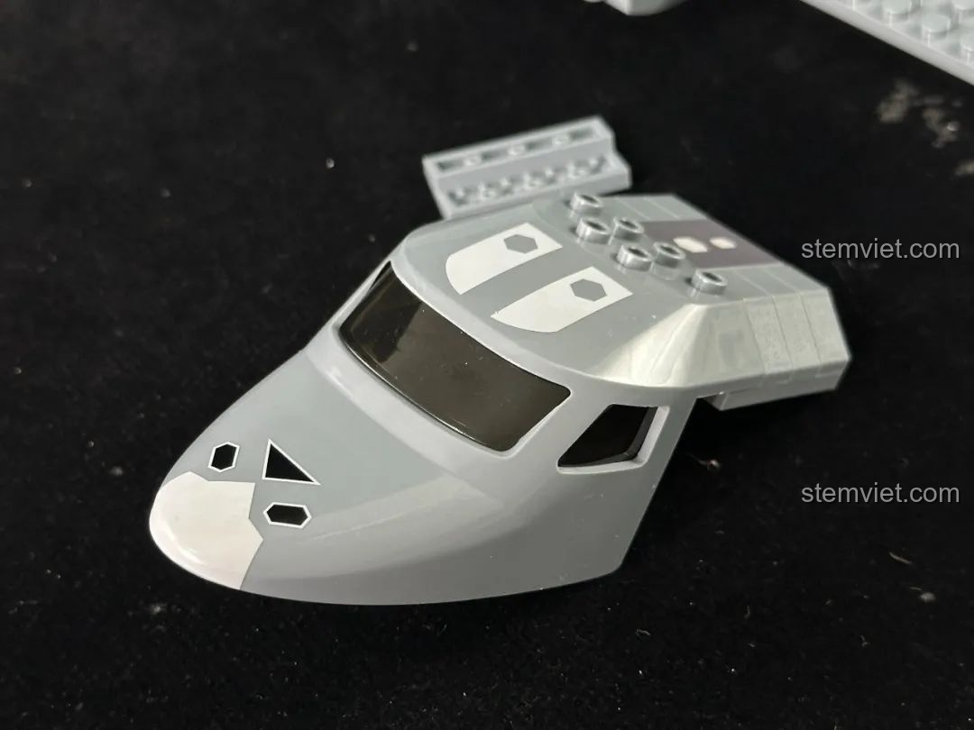 Chi tiết mũi máy bay được đúc nguyên khối của bộ đồ chơi lắp ghép Sát thủ tàng hình H-20 Panlos Brick.