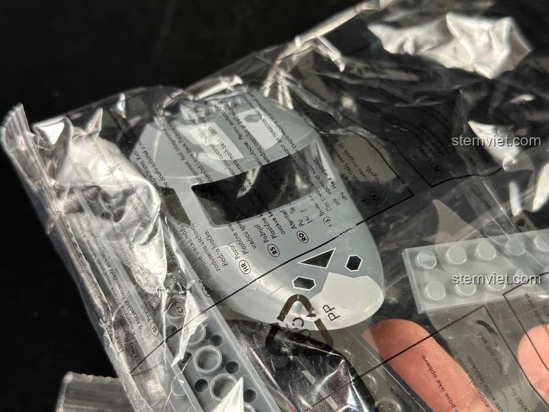 Chi tiết đặc biệt là phần mũi của Oanh tạc cơ tàng H-20 được đúc sẵn trong bộ đồ chơi mô hình cho bé 6 tuổi.