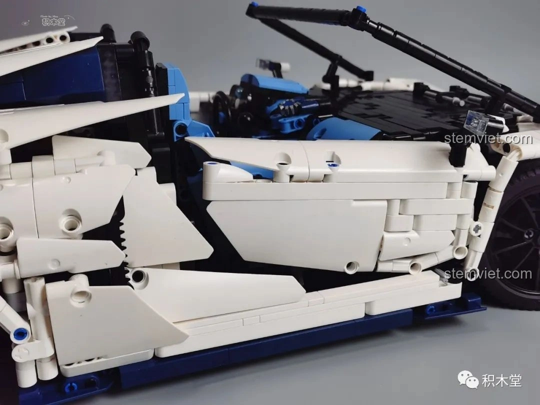 Chi tiết nắp động cơ của mô hình Feifan F10002 Lamborghini Aventador SVJ Roadster, với một mảnh ghép mềm.