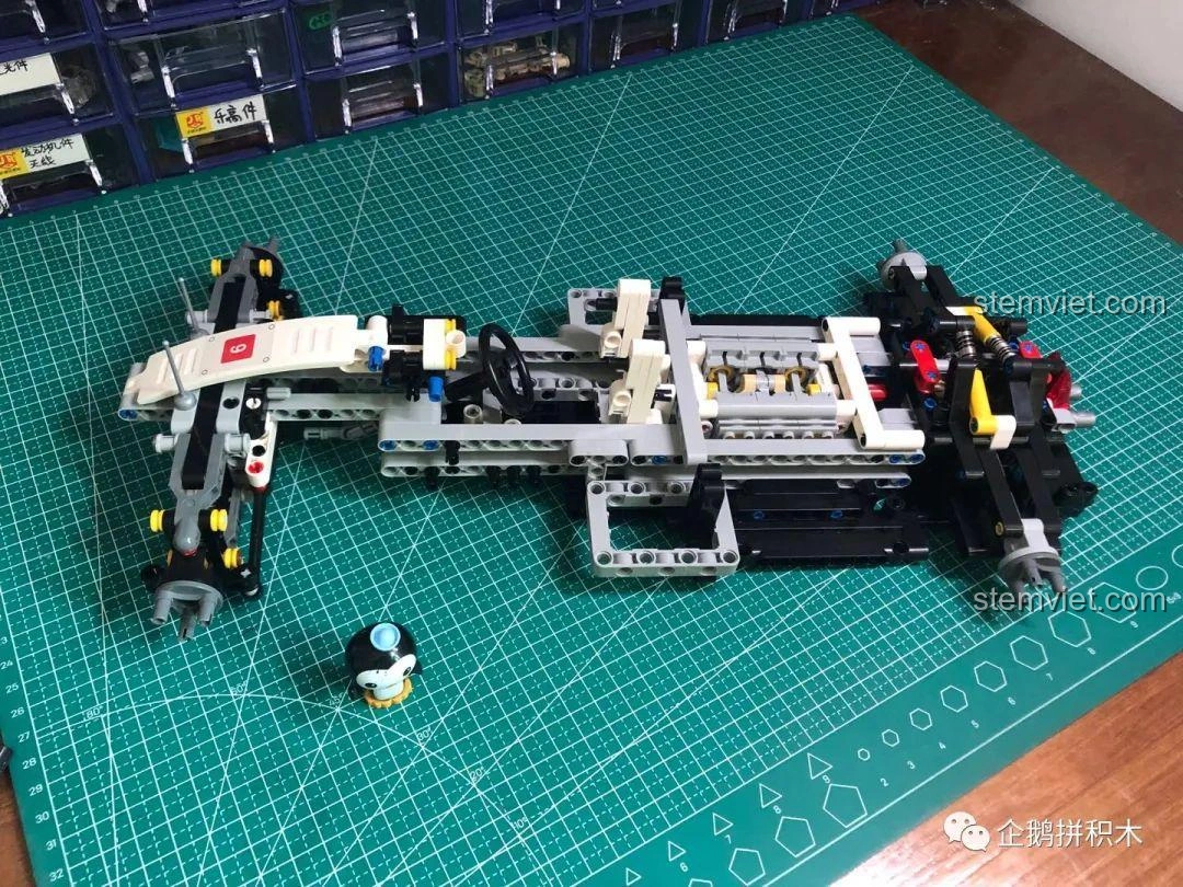 Các chi tiết bên ngoài của mô hình Mould King 13117 F1 Xe Đua đang được lắp ráp, tạo nên hình dáng hoàn chỉnh.