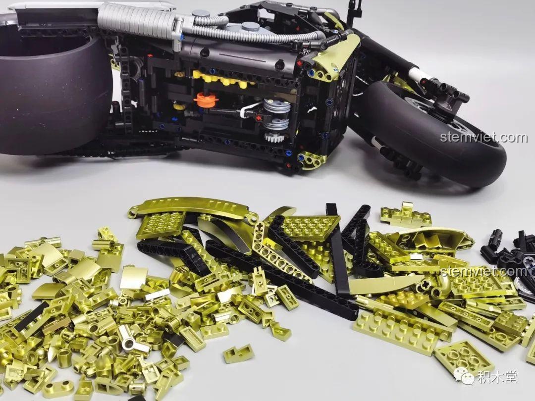 Các chi tiết ngoại thất màu vàng gold của bộ Panlos 672110 đang chờ được lắp ráp vào khung xe.