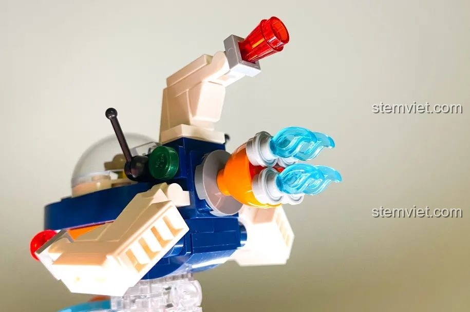 Cận cảnh chi tiết ngọn lửa phản lực màu xanh của tàu vũ trụ trong bộ lắp ráp Pantasy Tàu Vũ Trụ 61003, thể hiện sự tinh xảo trong thiết kế.