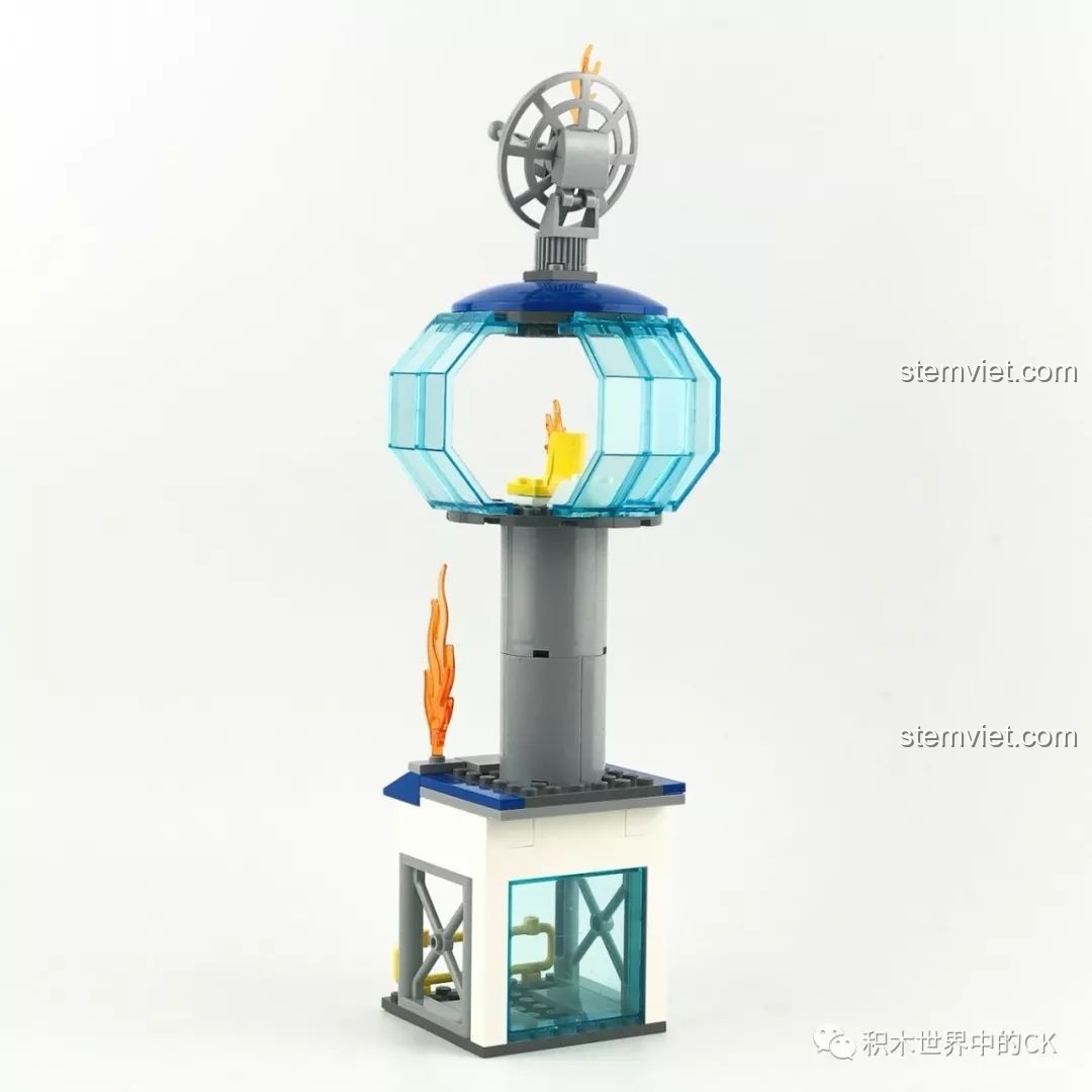 Góc nhìn khác của tháp điều khiển không lưu QMAN 2809, làm nổi bật các chi tiết lửa.