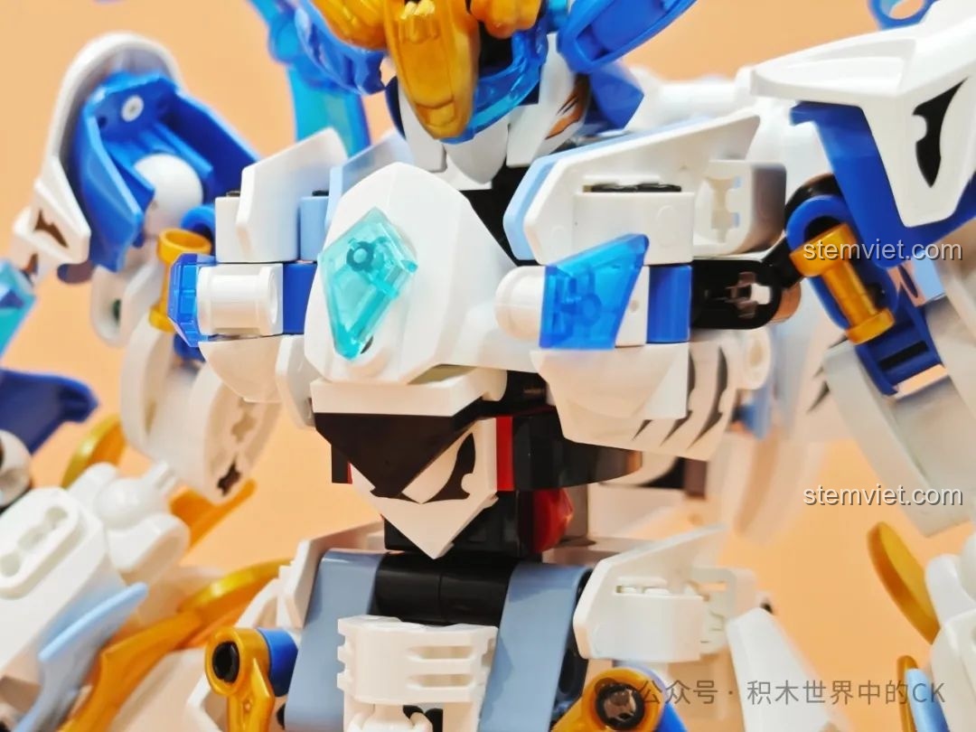 Cận cảnh phần ngực của Mecha Bạch Hổ với viên ngọc xanh và các chi tiết trang trí.