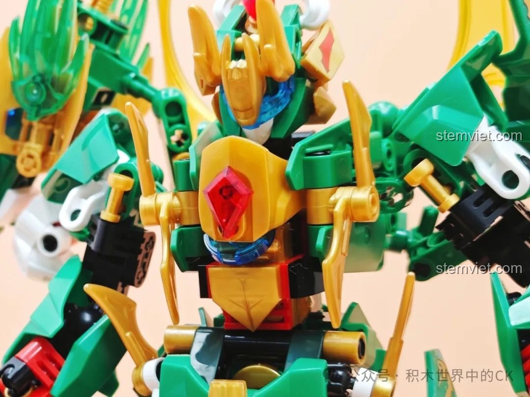 Cận cảnh phần ngực của Mecha Thanh Long Biến Hình với viên ngọc đỏ và các chi tiết trang trí màu vàng.