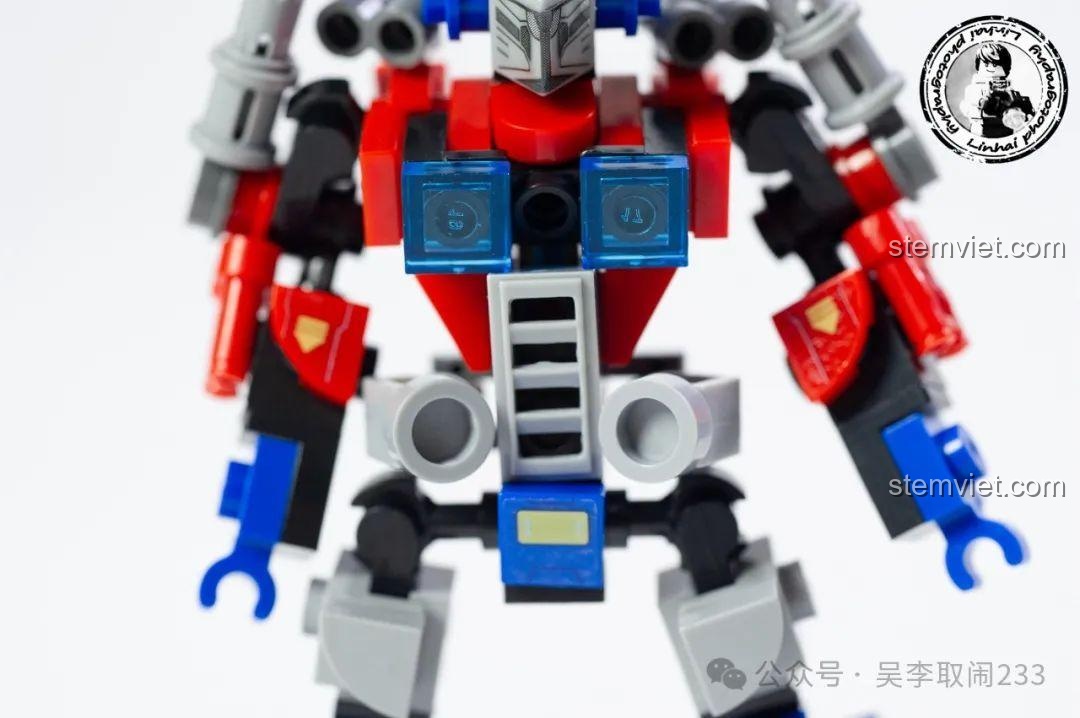 Cận cảnh phần ngực của Robot Optimus Prime với các miếng dán sticker chi tiết.