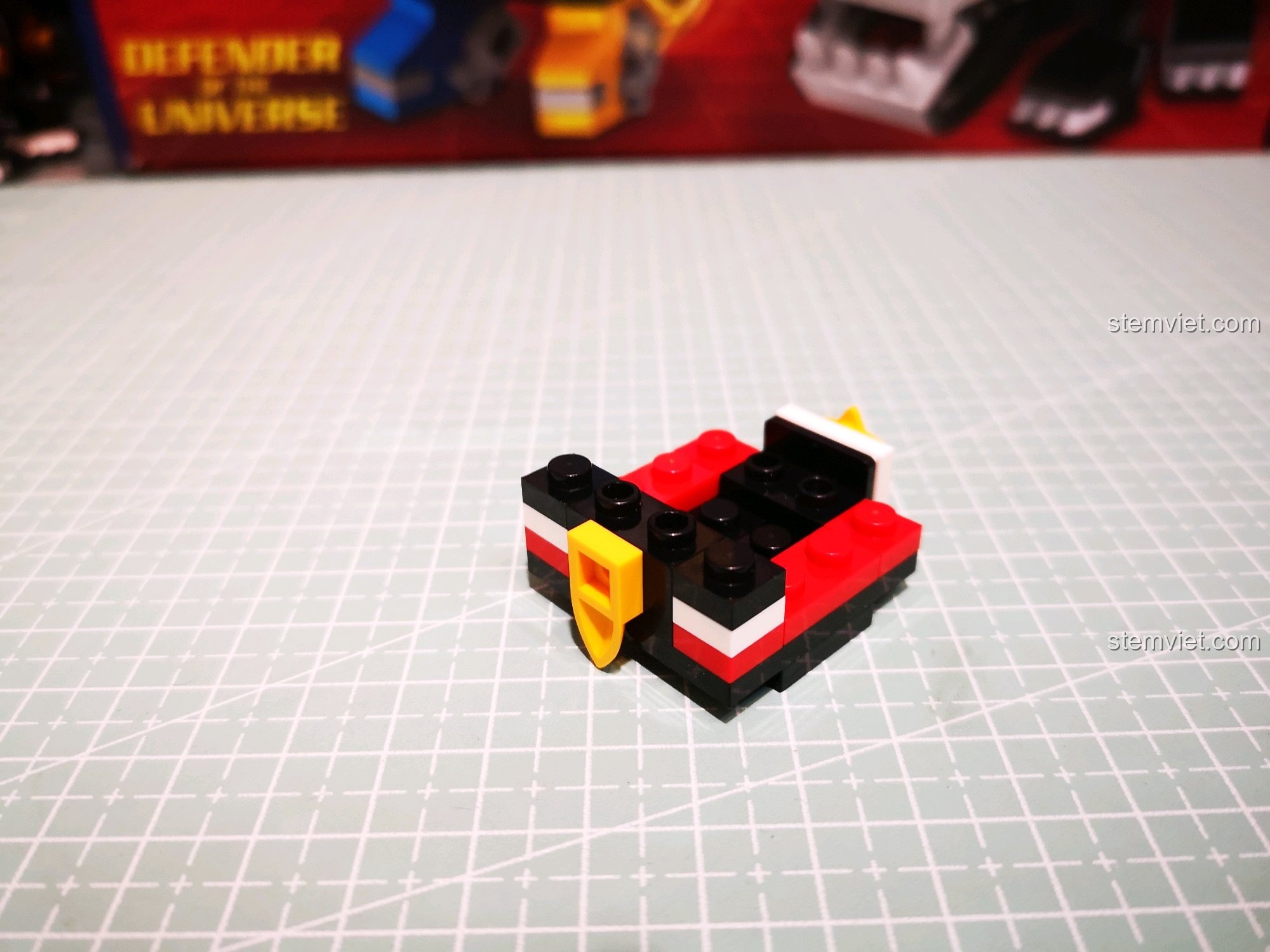 Chi tiết phần ngực của Voltron với ngôi sao vàng đặc trưng.