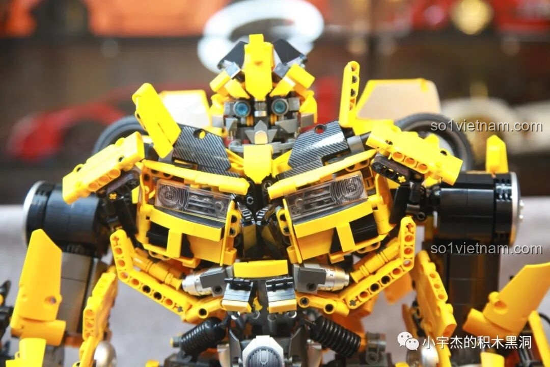 Góc nhìn cận hơn vào phần ngực và đầu của robot Bumblebee, làm nổi bật các lớp chi tiết và thiết kế phức tạp.