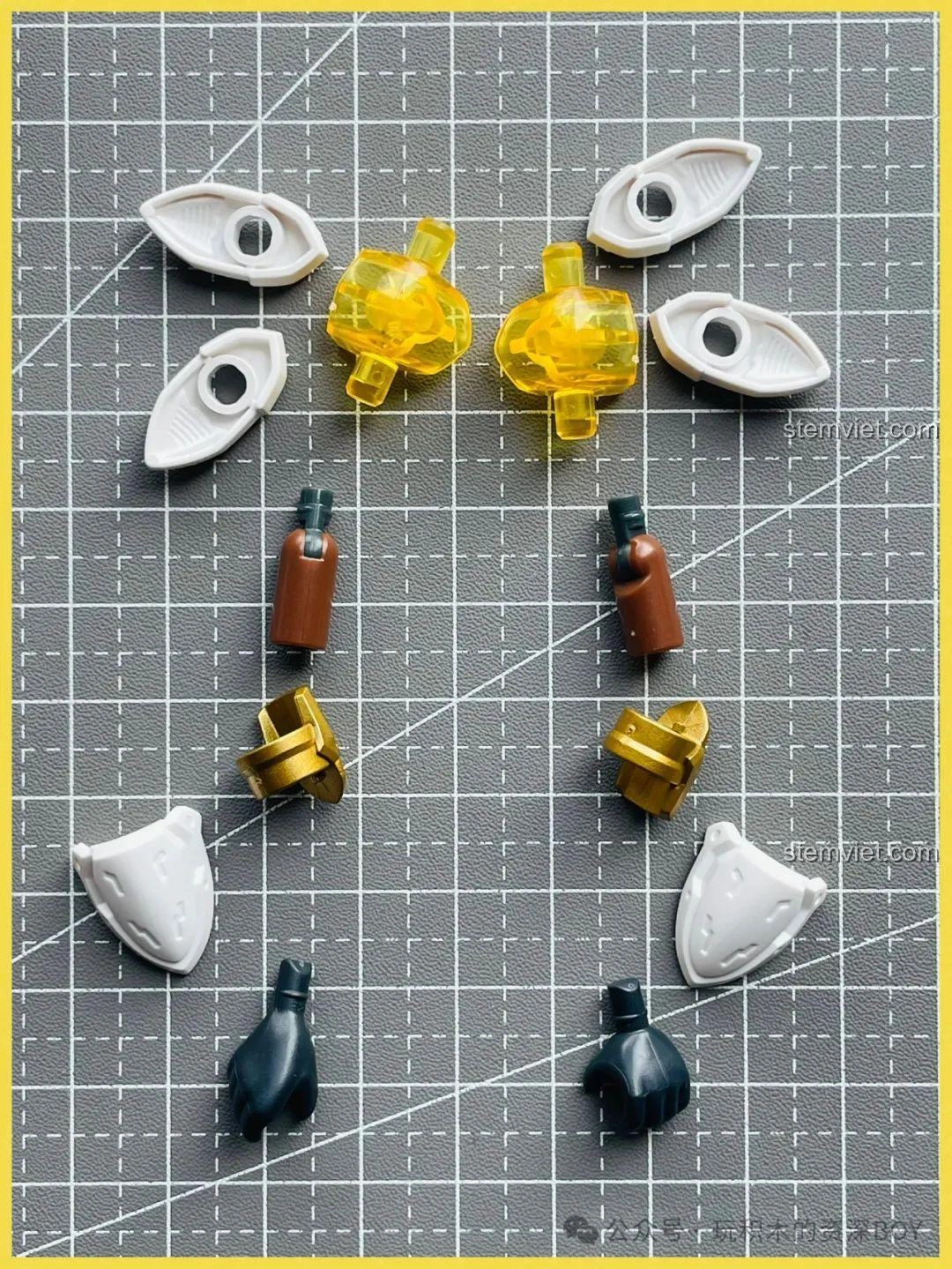 Các mảnh ghép nhỏ và khớp nối của mô hình Lưu Bị Chiến Giáp BLOKEES, thể hiện sự tỉ mỉ trong thiết kế.