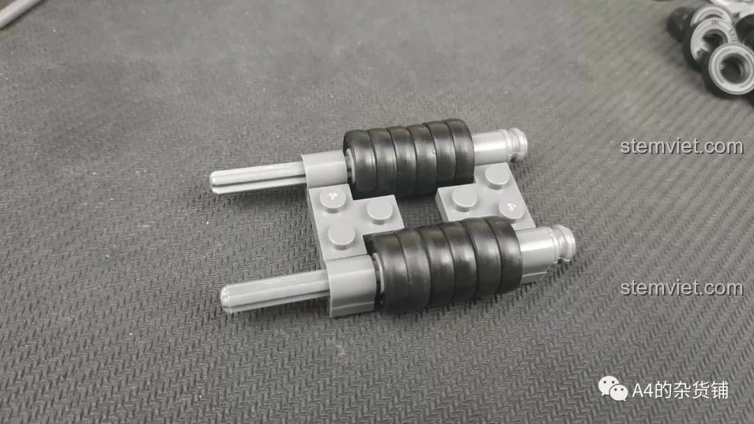 Các chi tiết nhỏ của pháo KAZI KY10005 Pháo Xe Lửa Dora 800mm Đức, bao gồm các vòng cao su và trục.