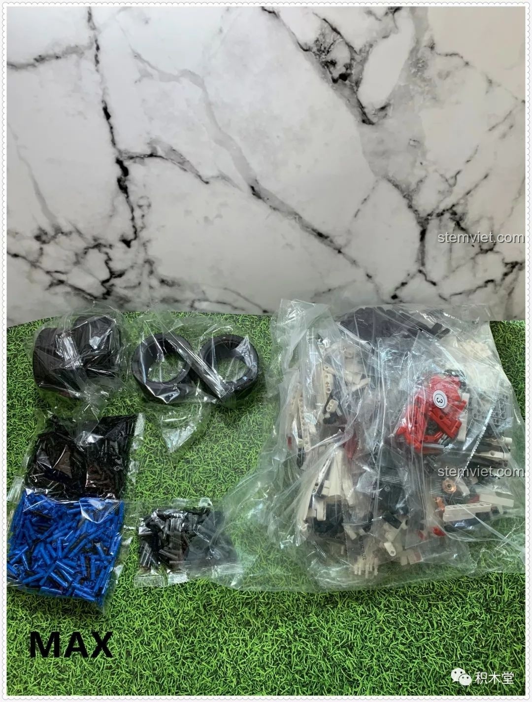 Các chi tiết nhỏ như chốt nối, lốp xe và các mảnh ghép đặc biệt được đóng gói riêng biệt trong bộ Qizhile 23010 Nissan GT-R.