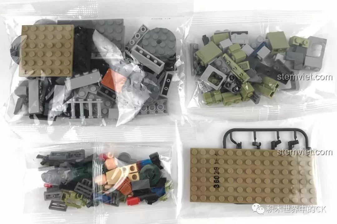Các túi chi tiết nhựa ABS của bộ đồ chơi xếp hình LELE 36029, sẵn sàng cho việc lắp ráp sa bàn chiến đấu.
