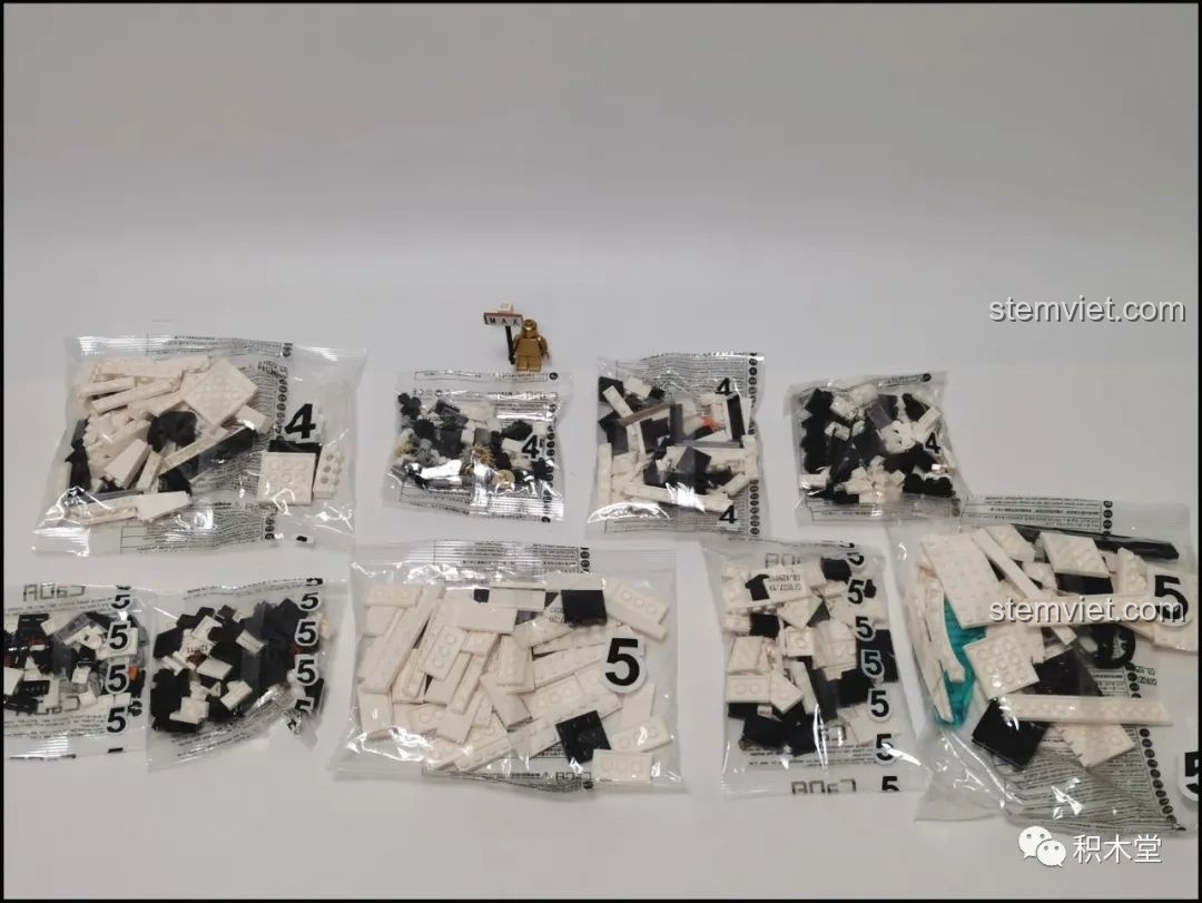 Các túi chi tiết nhựa được đánh số 4 và 5 của bộ lắp ráp xe quân sự Humvee CaDA C61027, chuẩn bị cho các bước cuối.