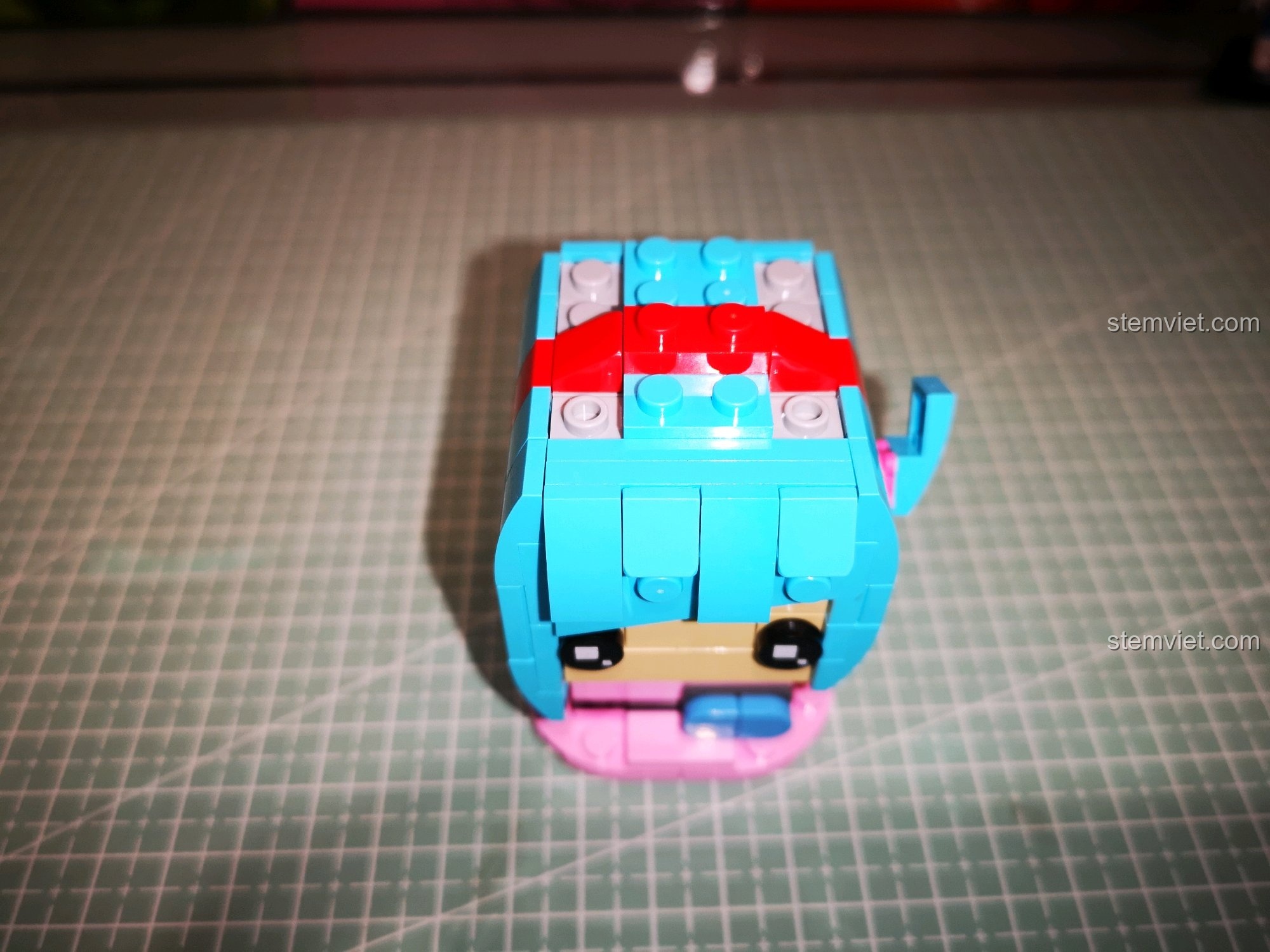 Chi tiết chiếc nơ đỏ trên đầu mô hình Bulma, một điểm nhấn của bộ đồ chơi lắp ráp 6826 giá tốt.