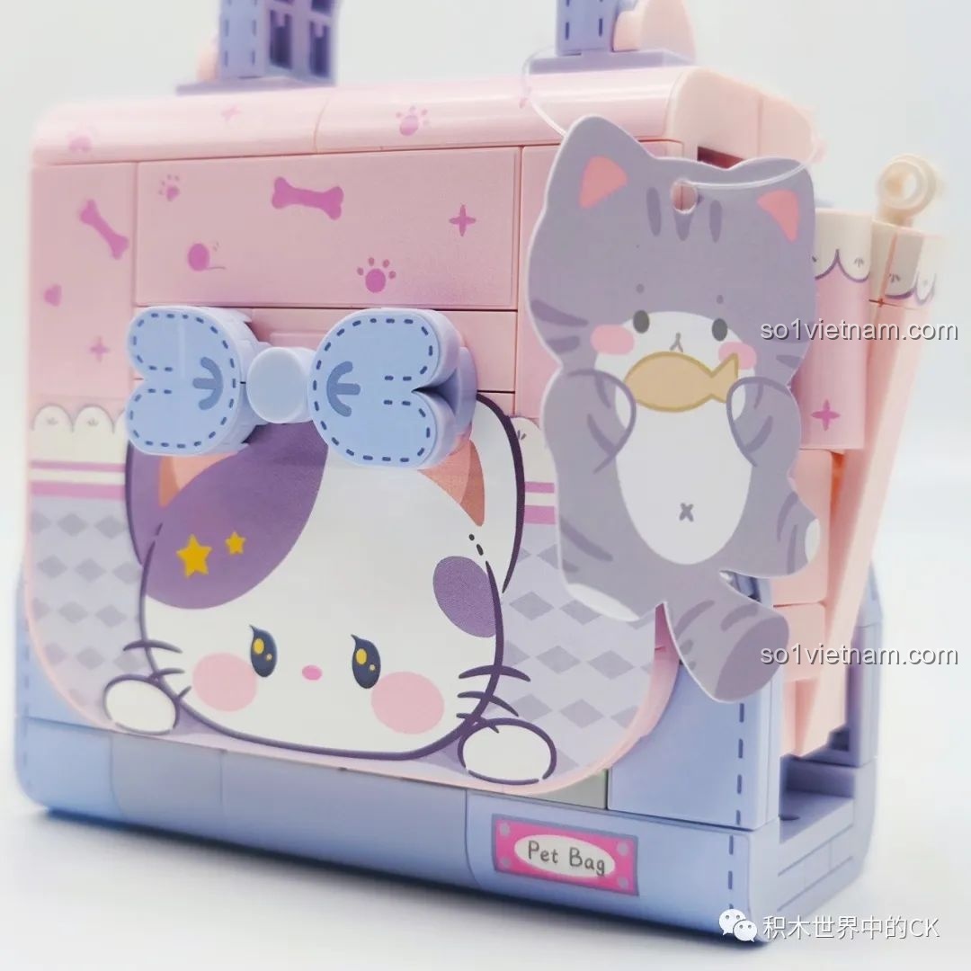 Cận cảnh chi tiết chiếc nơ màu xanh và tag hình mèo đáng yêu trên nắp túi xách Wekki 516908.