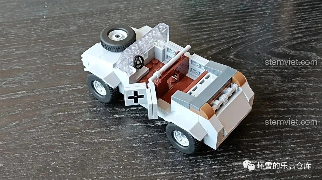 Chi tiết nội thất bên trong mô hình đồ chơi lắp ráp xe quân sự Đức QUANGUAN VW82 Kübelwagen với cửa mở.