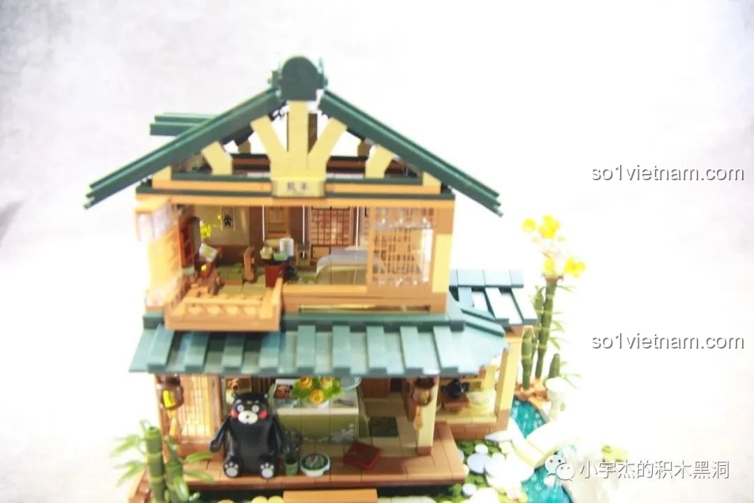 Chi tiết nội thất tầng trệt của đồ chơi inbrixx 880018 Ngôi Nhà Nhật Bản Kumamon, với đồng hồ cổ và quạt giấy.