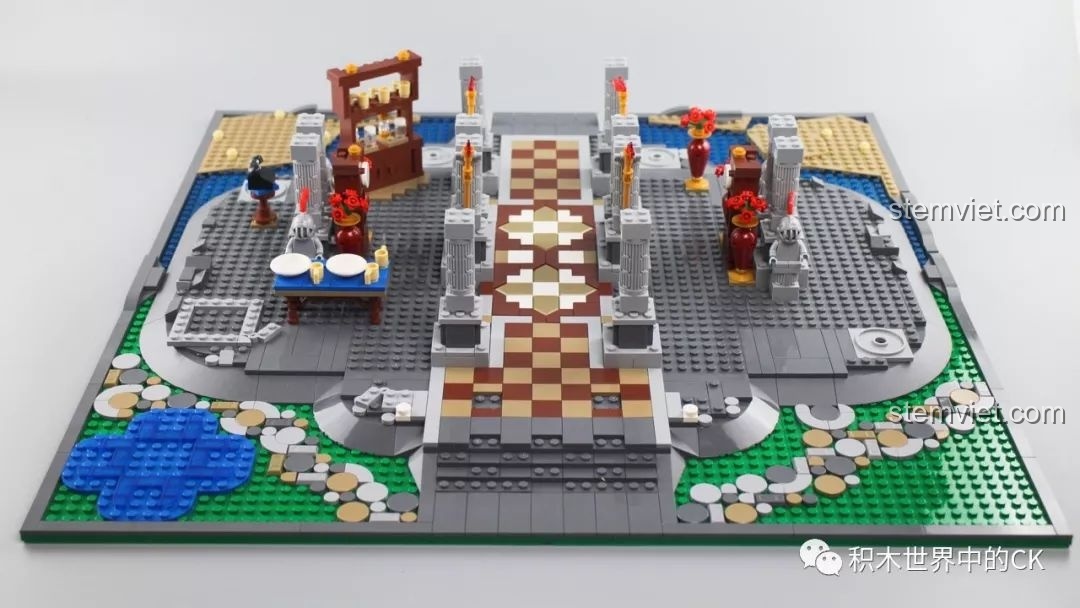 Thêm các chi tiết nội thất như bàn ăn, bình hoa vào tầng trệt của bộ đồ chơi xây dựng Lâu đài công chúa.