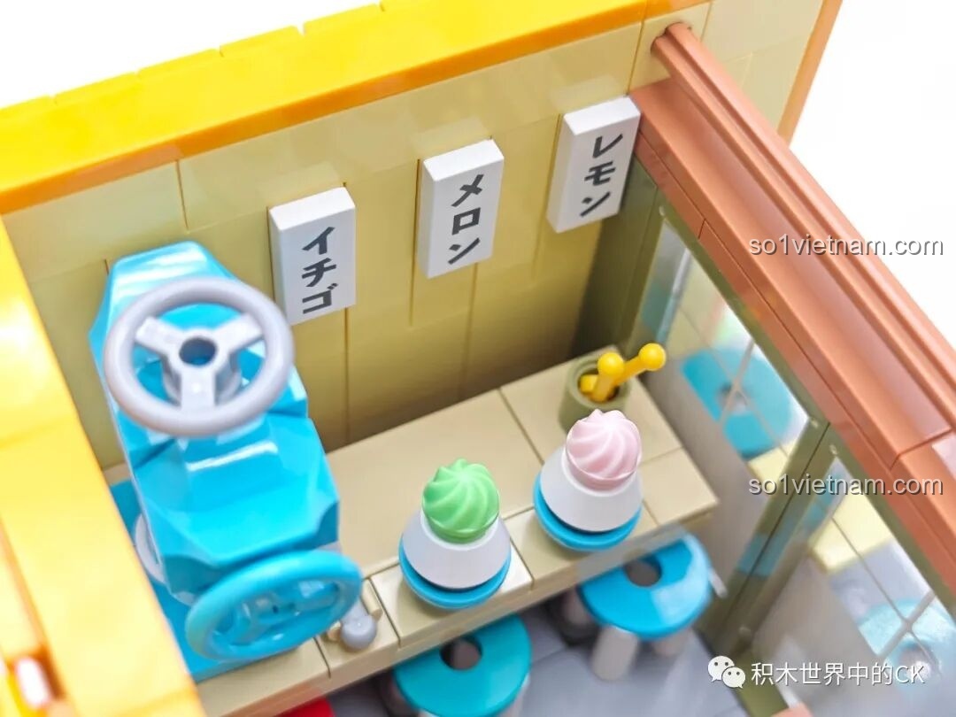 Cận cảnh chi tiết nội thất Tiệm đồ ngọt Maruko, với máy bào đá, ly kem và các biển hiệu nhỏ.