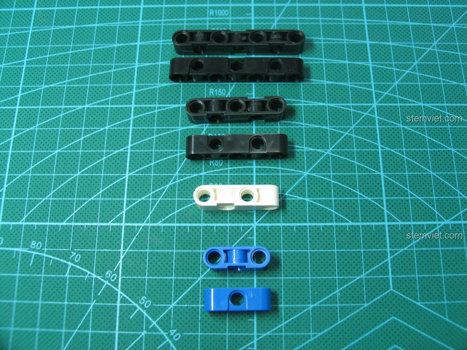 Cận cảnh chi tiết nòng súng và cơ chế bên trong của bộ lắp ghép Mô hình súng AK-47 C81001, cho thấy sự tinh xảo trong thiết kế.