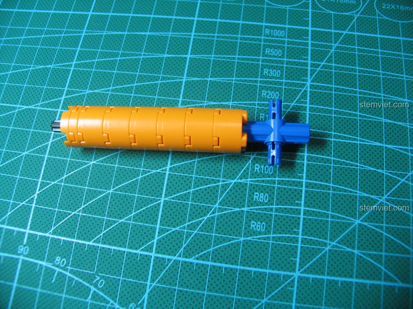 Cận cảnh phần nòng súng của mô hình Súng AK-47 CaDA C81001 khi đo, cho thấy chi tiết và sắc nét của thiết kế.