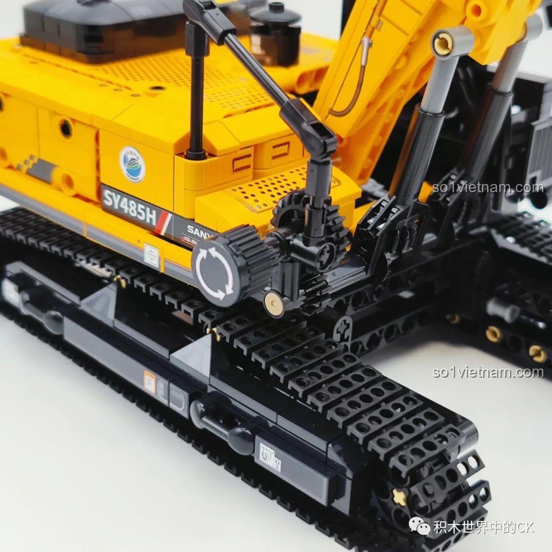 Cận cảnh núm vặn điều khiển chức năng xoay thân xe trên mô hình Sembo 712017 Máy xúc bánh xích SY485H.