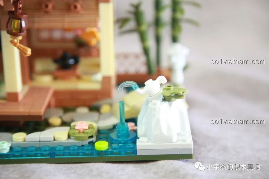 Cận cảnh mảnh ghép nước trong suốt của đồ chơi inbrixx 880018 Ngôi Nhà Nhật Bản Kumamon, tạo hiệu ứng hồ nước chân thực.