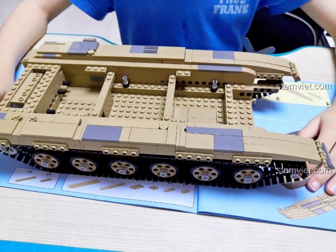 Cận cảnh các chi tiết nhỏ như ống khói, ăng-ten trên xe tăng CaDA T-90 Tank.