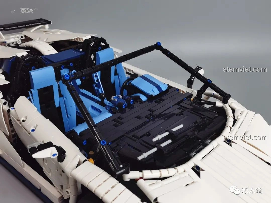 Chi tiết ống xả và phần đuôi xe của mô hình Feifan F10002 Lamborghini Aventador SVJ Roadster.