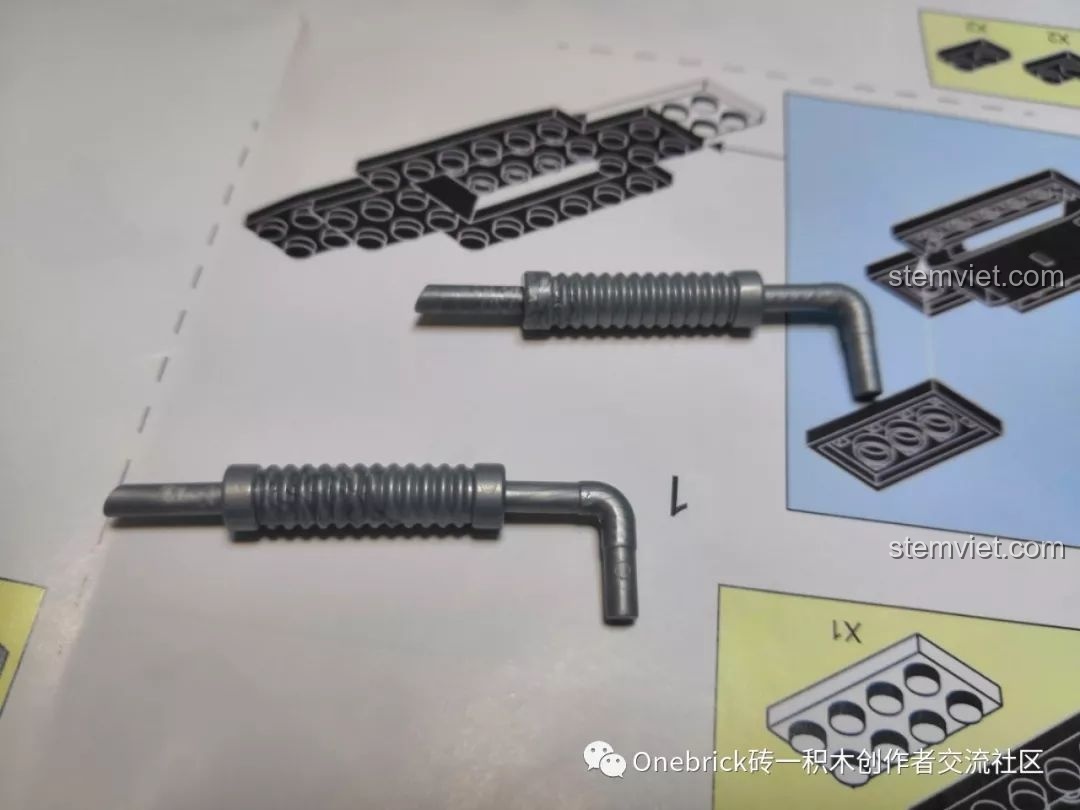 Chi tiết ống xả màu bạc của xe mui trần Sluban. Một chi tiết nhỏ nhưng tạo điểm nhấn cho mô hình.