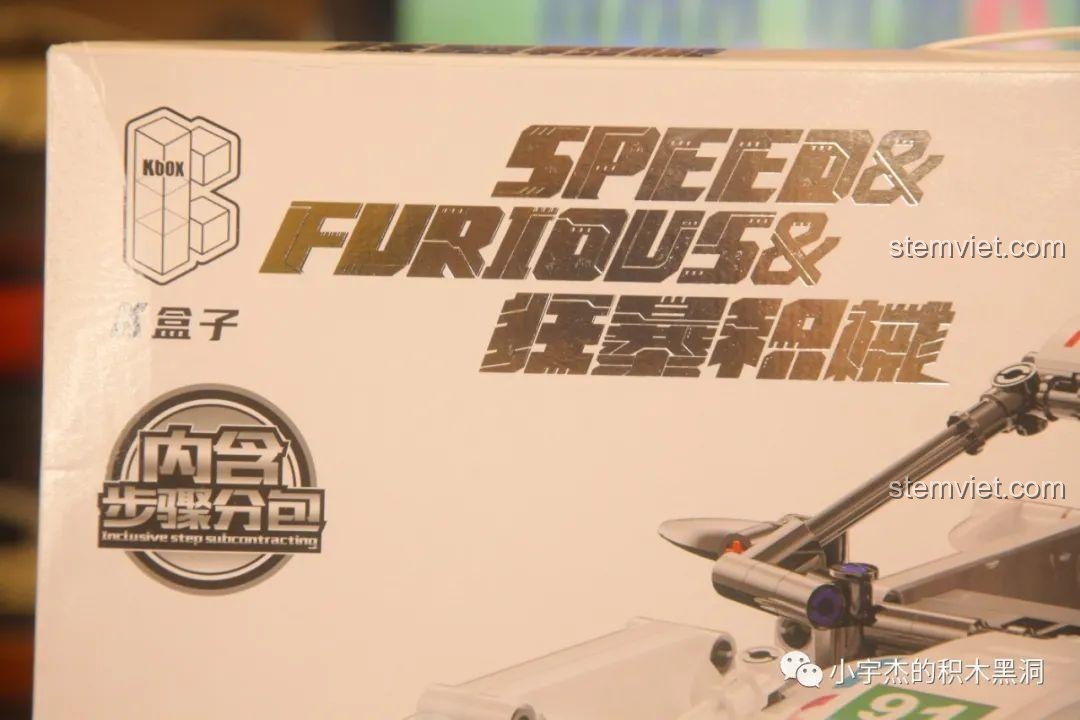 Cận cảnh thông tin trên hộp KBOX 10214, cho thấy các chi tiết được phân theo từng bước lắp ráp.