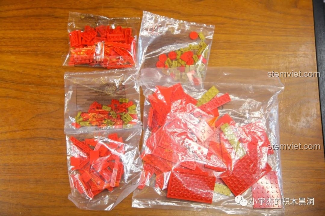 Các túi chi tiết được phân loại theo từng bước lắp ráp trong bộ đồ chơi xây dựng Hộp mứt hình tròn 9122.