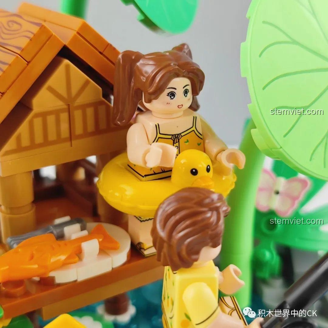 Chi tiết minifigure nữ với phao bơi vịt vàng trong bộ đồ chơi lắp ghép Wekki mùa hè.