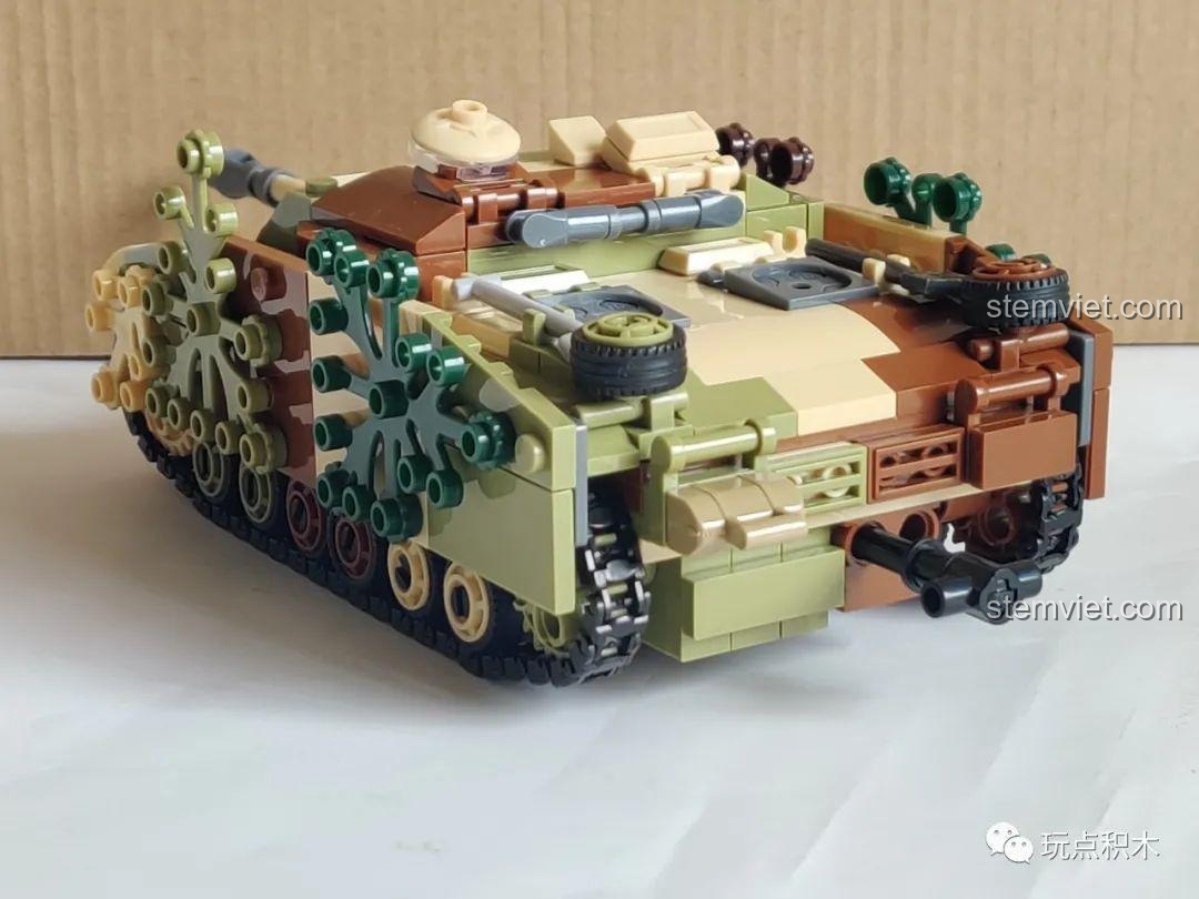 Chi tiết phía sau của Pháo tự hành Đức Quốc Xã 0858, bao gồm ống xả và móc kéo.