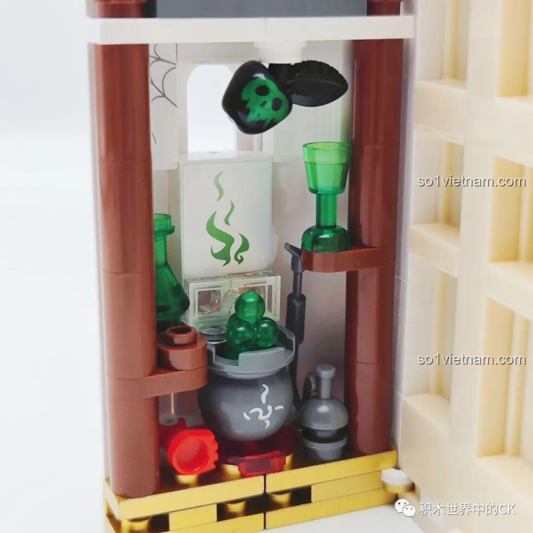 Cận cảnh chi tiết bên trong phòng bí mật với vạc thuốc, lọ độc dược, gợi nhớ đến mụ phù thủy độc ác.