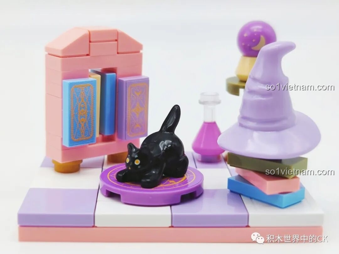 Cận cảnh các chi tiết trong phòng bói tarot mini của Wekki 516910, gồm mèo đen, nón phù thủy, lọ thuốc và lá bài.