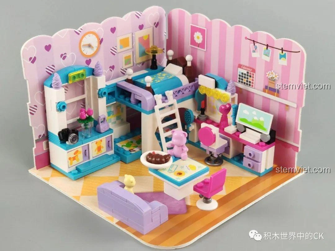 Chi tiết bàn học và gấu bông màu hồng trong mô hình phòng ngủ khác của QMAN, không thuộc bộ 4804.