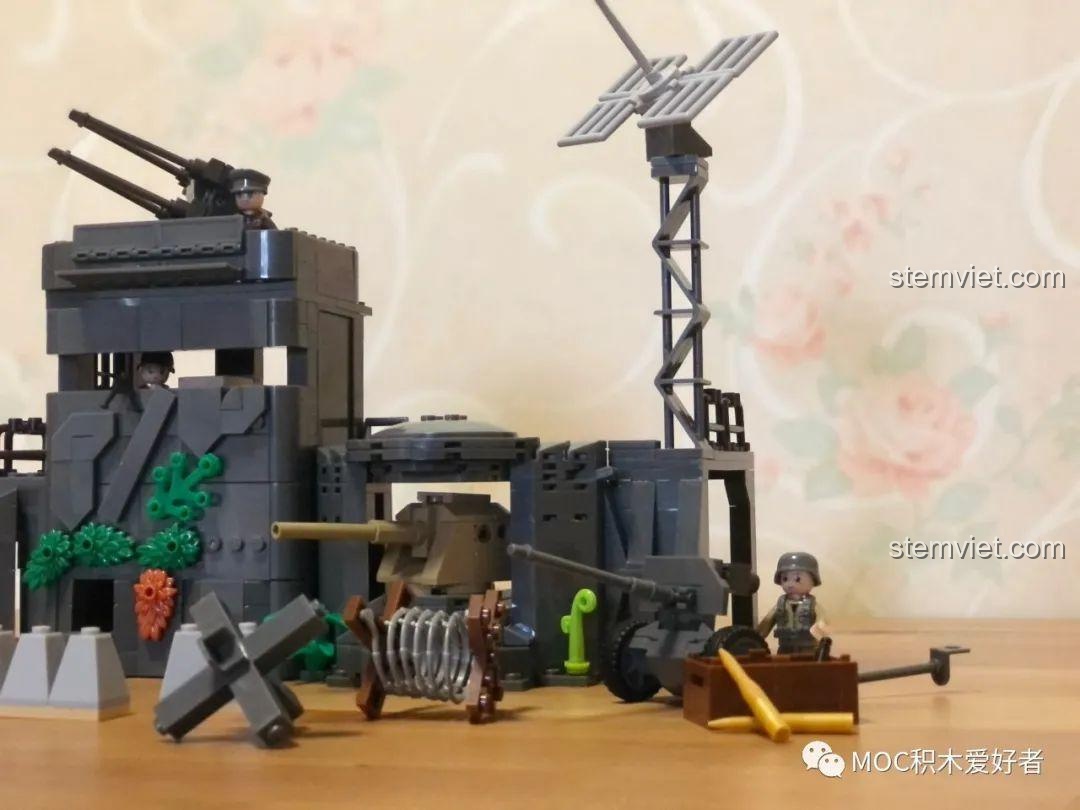 Cận cảnh các chi tiết phòng thủ trên bãi biển của bộ đồ chơi xây dựng Sa bàn cuộc đổ bộ Normandy.