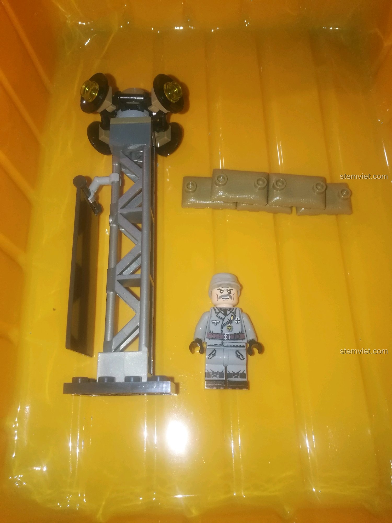 Cận cảnh các chi tiết phụ kiện như cột đèn và ụ cát của bộ SEMBO 101341.