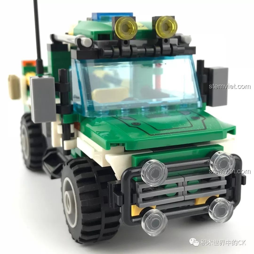 Chi tiết phụ kiện xà beng đỏ được gắn bên hông xe cứu hộ SEMBO SD9552, một điểm nhấn nhỏ nhưng thú vị.