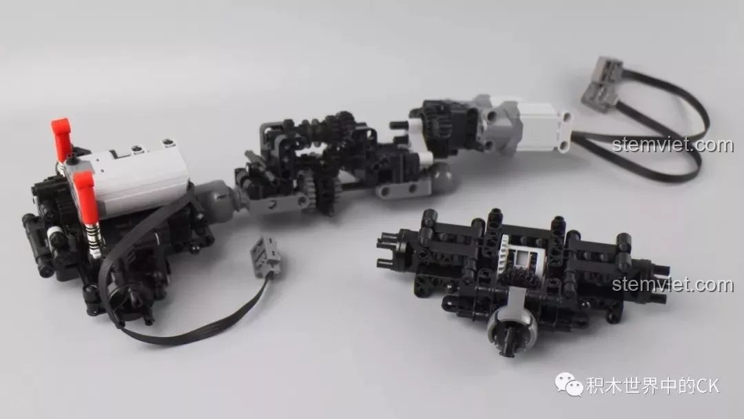 Cụm chi tiết phức tạp của xe Mould King 13070 với toàn bộ là các mảnh ghép màu đen, rất khó phân biệt.