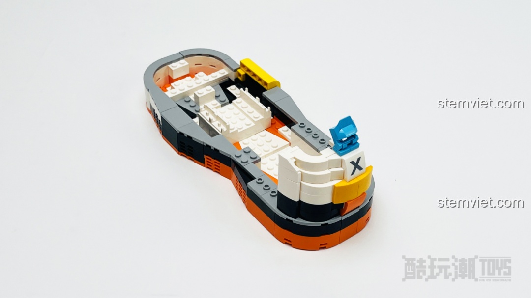 Cận cảnh gót giày của mô hình Giày Sneaker phong cách Cyberpunk với chi tiết pull-tab màu xanh có thể cử động.