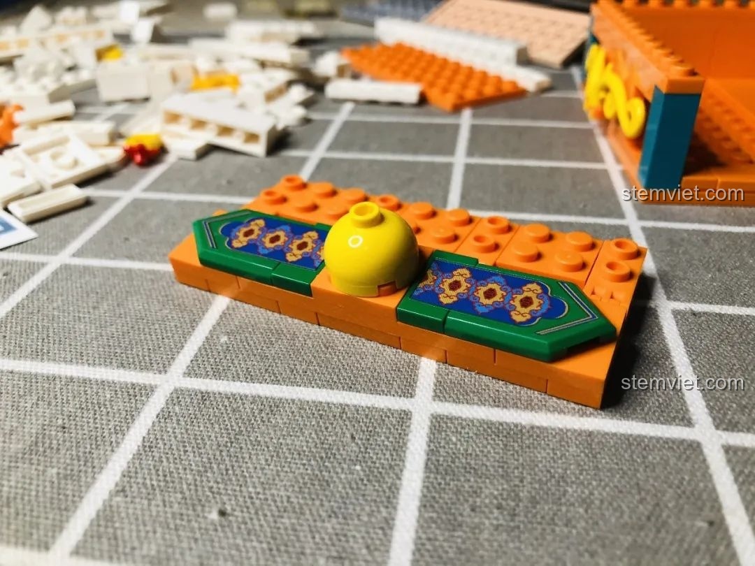 Chi tiết trang trí hình quả cầu màu vàng được thêm vào phần đế của Wekki 506004 Cảnh Thu.