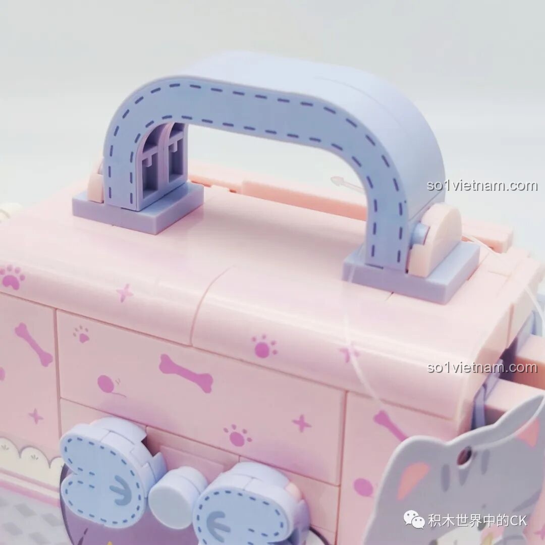 Cận cảnh quai xách của túi Wekki 516908, được tạo từ các mảnh ghép màu xanh tím và hồng, có họa tiết đường may.