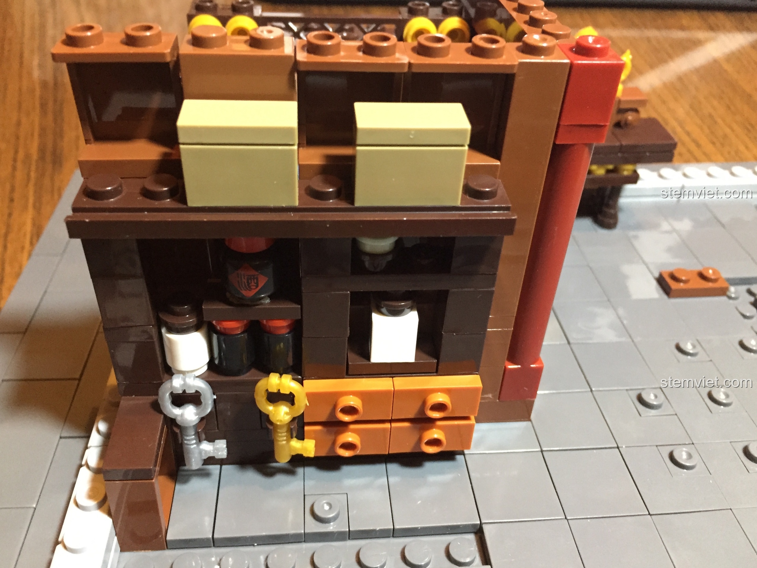 Cận cảnh quầy lễ tân trong bộ XINGBAO 1022 với các chi tiết hũ rượu, ngăn kéo và chìa khóa phòng.