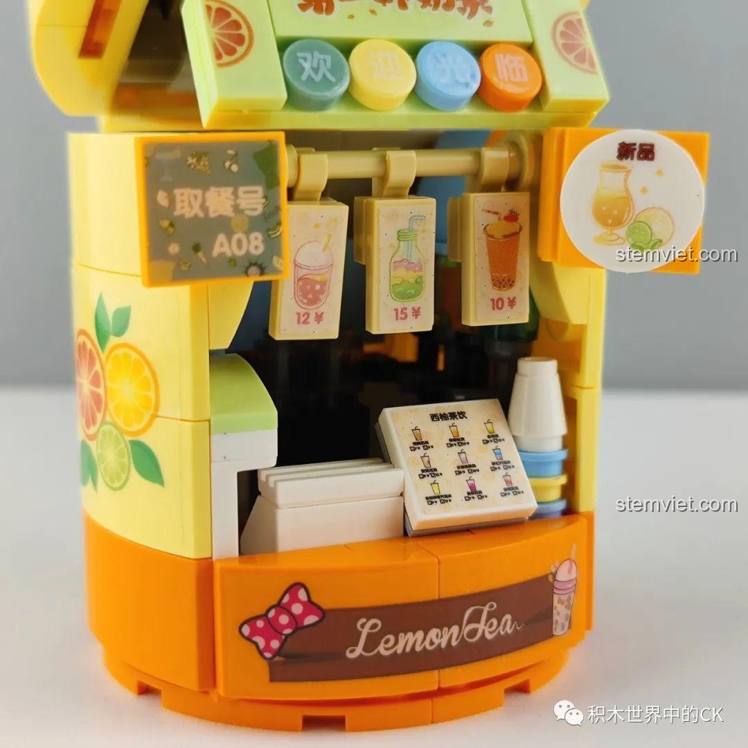 Cận cảnh quầy pha chế bên trong mô hình Cửa hàng Trà Sữa Zhe Gao CW6004, với menu và đồ uống nhỏ.