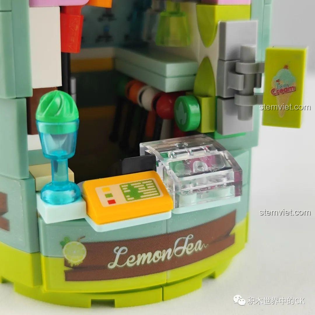 Cận cảnh quầy phục vụ bên trong mô hình Cửa hàng Matcha Zhe Gao CW6005, có máy tính tiền và bảng hiệu.