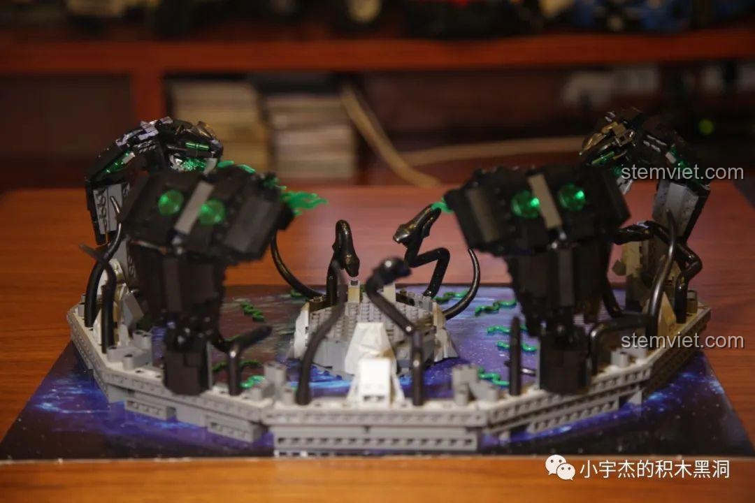 Cận cảnh các chi tiết rắn đen trên bệ đá trung tâm của Mô hình Xà Trận LE-J923, tạo hình uốn lượn.