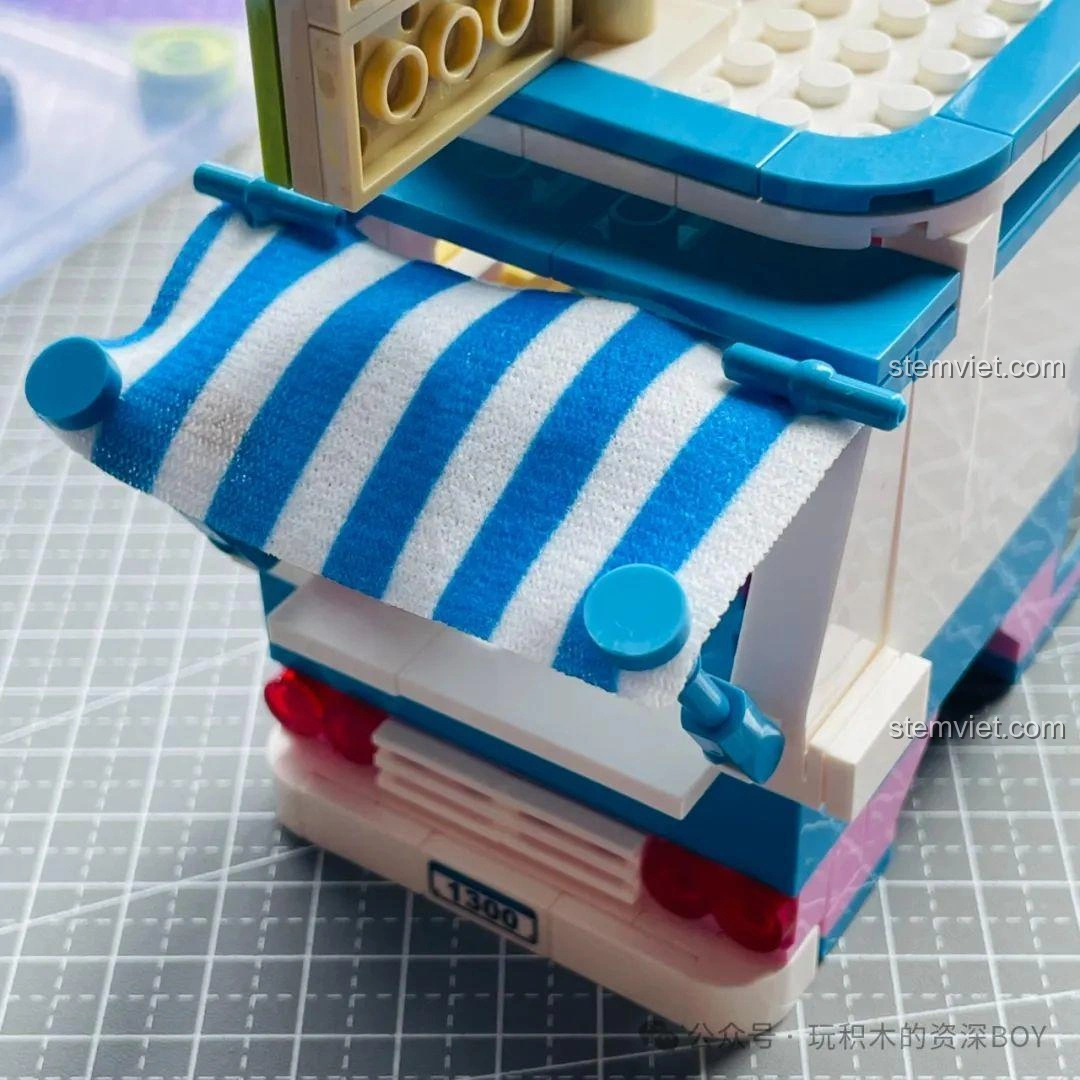 Cận cảnh chi tiết rèm che nắng sọc xanh trắng ở phía sau xe của bộ lắp ghép Xe Kem Đường Phố SEMBO 601300.